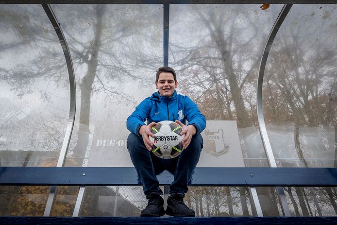 Jikke de Jong in de dug-out bij zijn voetbalclub NSV.