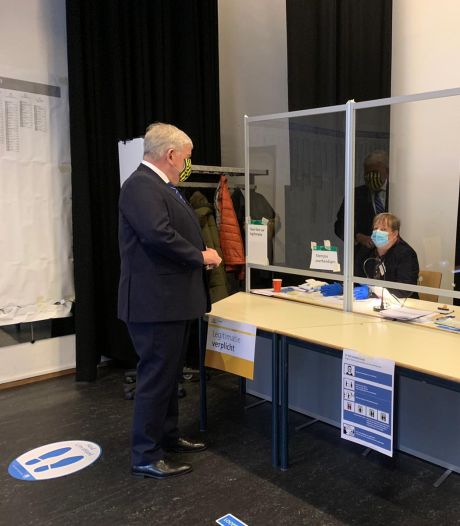 De burgemeester steekt Haagse stembureaus hart onder de riem: ‘Dit is het mooiste wat er is’