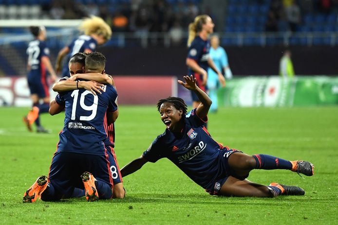 Shanice van de Sanden viert een feestje met Kadeisha Buchanan en Jessica Houara.