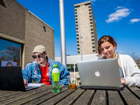 Studenten mogen weer de collegebanken in: meters ver uit elkaar in een heel groot klaslokaal