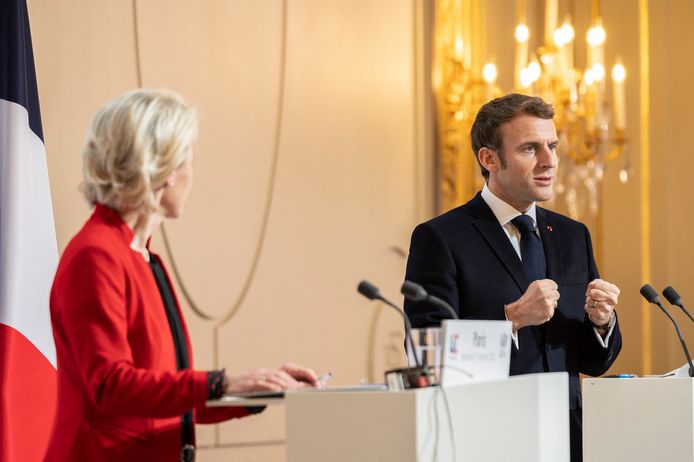 Macron tijdens de persconferentie met Europees Commissievoorzitter Ursula Von der Leyen.