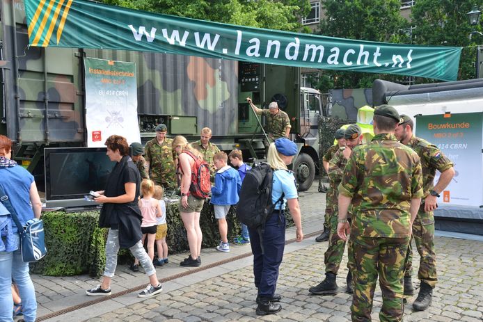 Interesse op het Kasteelplein in Breda tijdens de Landmachtdagen.
