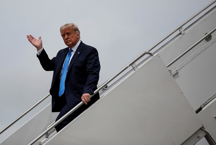 Donald Trump descend de l'avion présidentiel Air Force One.