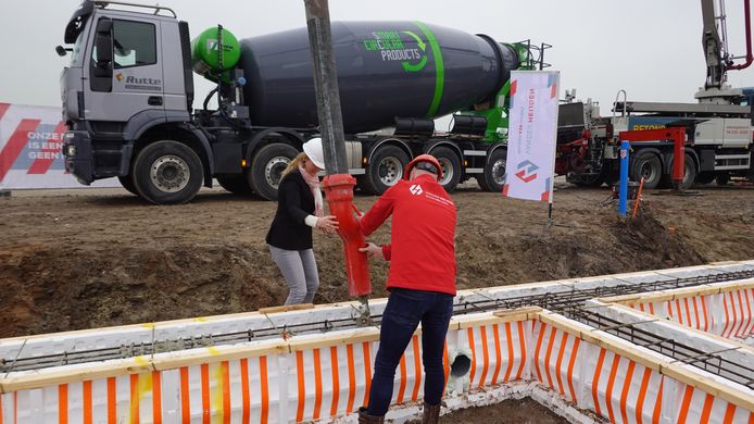 Karin Priem en Ferry Verstappen met de betonslang op de bouwplaats in Kaatsheuvel