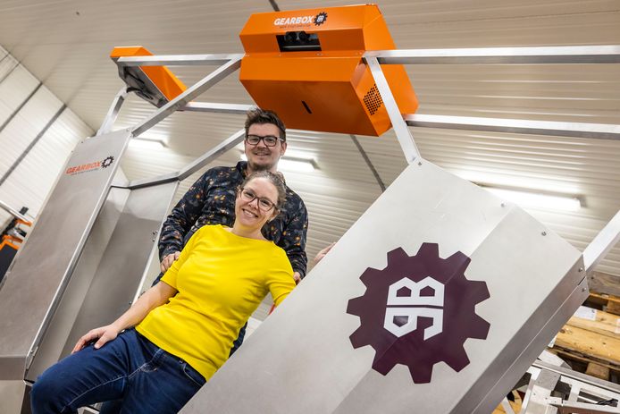 Johan Kreeft en Simone Keijzer wonnen de themaprijs Robotisering en datagedreven telen van de Tuinbouw Ondernemersprijs met de GearRover.