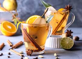 Deze glühwein-variant met witte wijn en peer wil je proberen