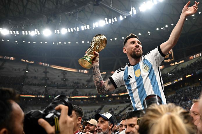 Lionel Messi met de enige trofee die nog ontbrak in zijn prijzenkast.