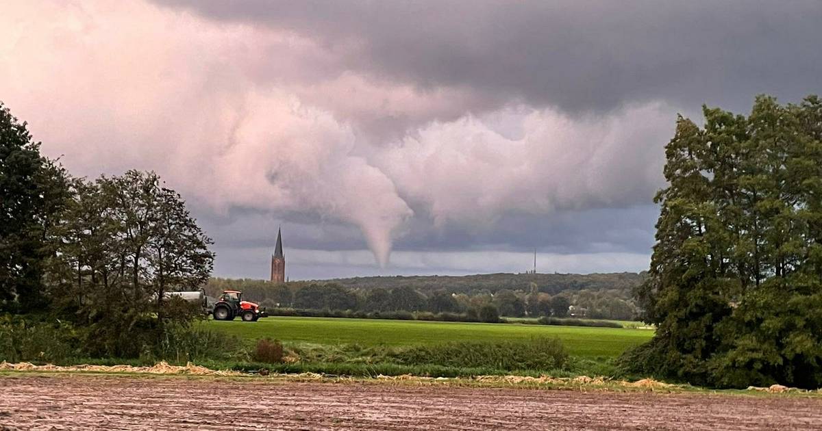 Heb jij 'm ook voorbij zien komen? Een tornado raast langs Lobith