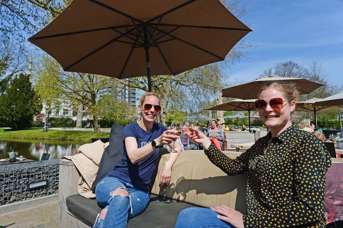 Nicole Wolbert (l) en Miriam Lamberts uit Hengelo zijn de eerste bezoekers van Paviljoen de Ontmoeting en worden getrakteerd op een glaasje rosé.