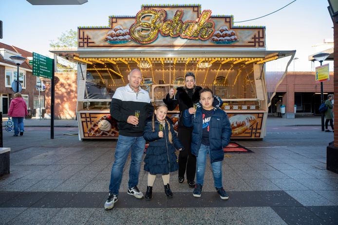 Door een gewonnen rechtszaak kon Henry Knoop, op de foto met zijn vrouw en kinderen, afgelopen winter nog één keer op zijn oude plek tussen Albert Heijn en de Liesveldgarage staan.