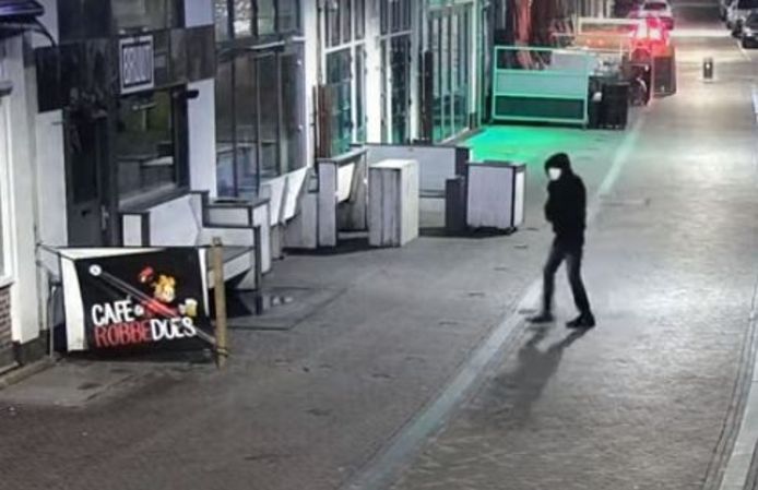 Videobeelden van de man die in januari 2020 een granaat plaatste bij café Bruut. De man die hiervan verdacht wordt komt voor de rechter.