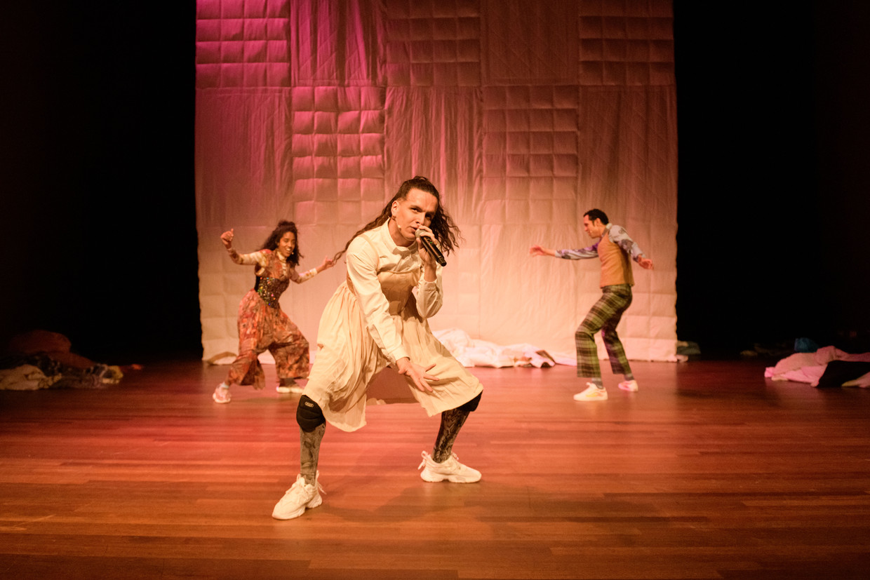 Hanya spesies manusia yang menempatkan satu sama lain dalam kotak, temukan pembuat 'Fok je hokje'.  Patung Robert van der Rij