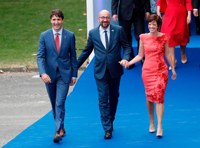 Premier Michel (midden begeleidt de Canadese premier Justin Trudeau (links) en zijn vriendin  Amelie Derbaudrenghien naar de werklunch in het Jubelpark in Brussel.