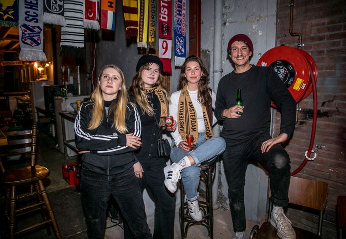 Imogen Hayward, Zoë Brands, Eva-Luna Schulte en Koen Embregts van JamJam Creative, de organisator. “Heb je het Adidasteam ook al?”