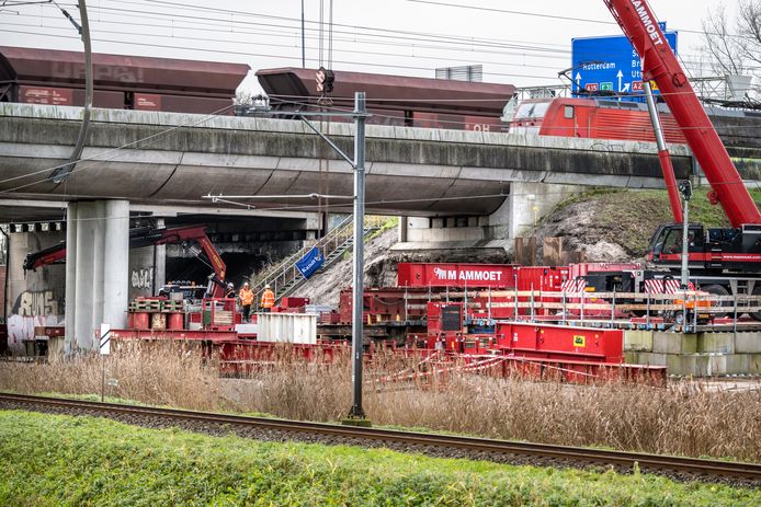 Aannemers bouwen een ondersteuningsconstructie in opdracht van ProRail.