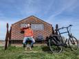 Bram Witvliet op de Ooijse Bandijk in zijn geliefde Ooijpolder.