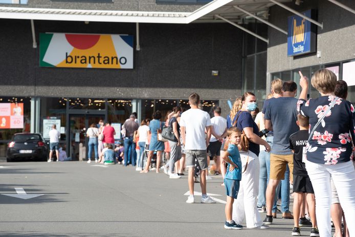 Voor openingstijd stond er al een lange rij bij Brantano in Oudenaarde.