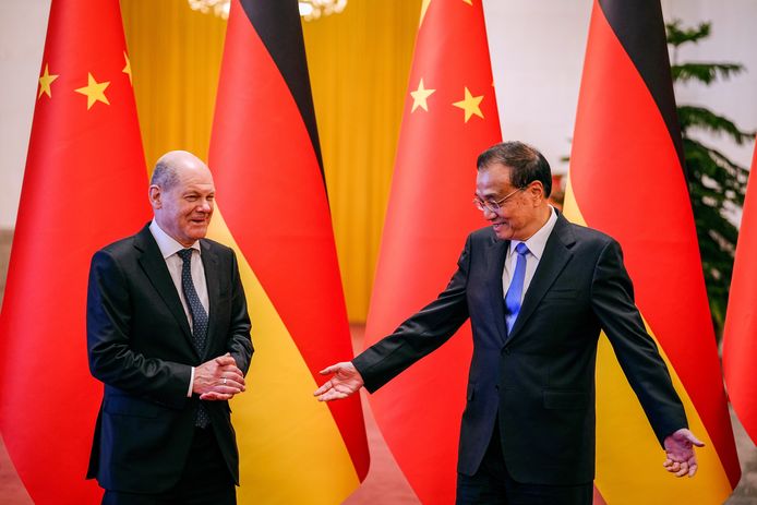 De Duitse bondskanselier Scholz sprak onder meer met de Chinese premier Li Keqiang (R) in Peking.