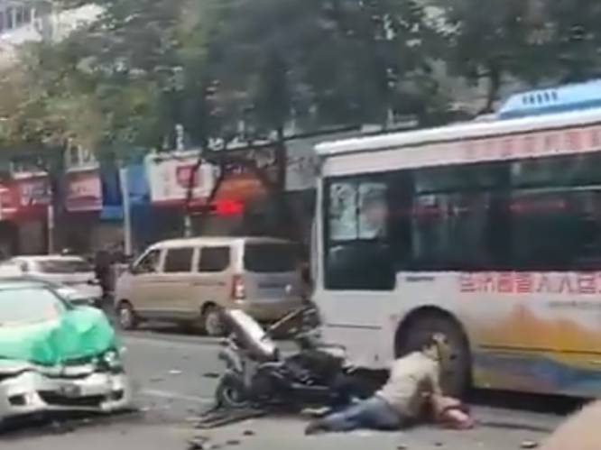Gewapende man kaapt bus en rijdt in op menigte in China: minstens 8 doden en 22 gewonden