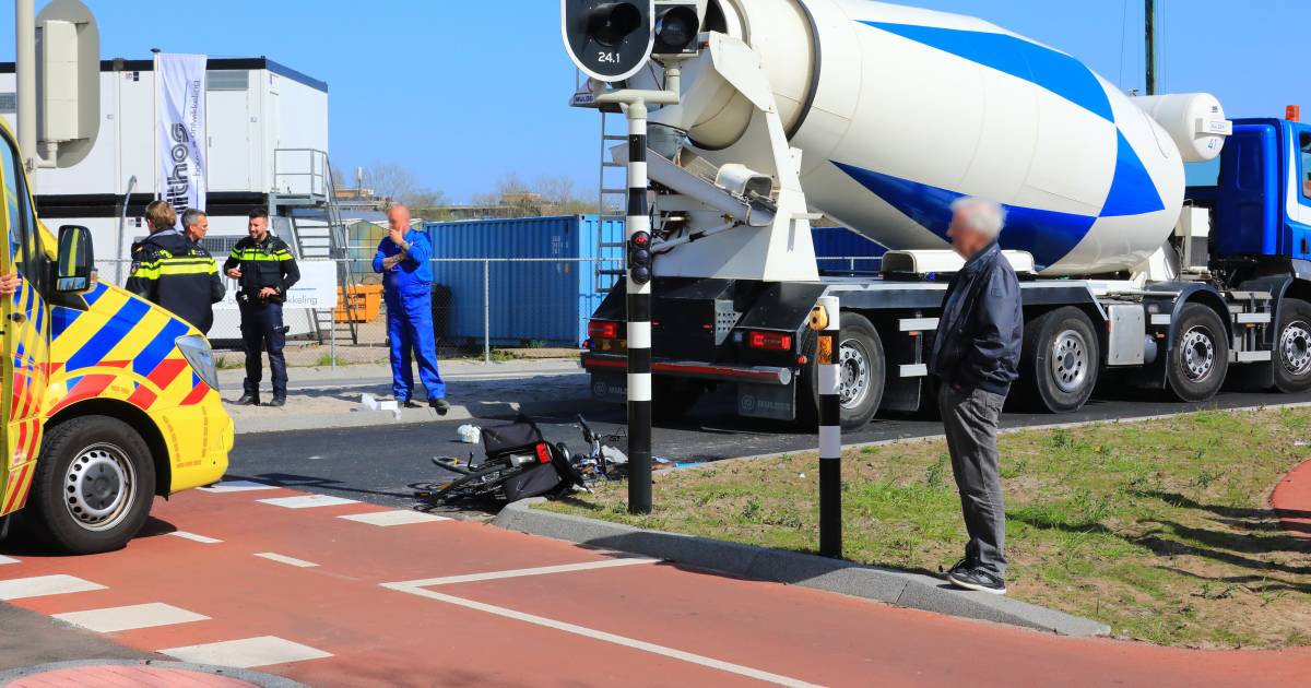 Fietsster zwaargewond door botsing met cementwagen in Nijkerk.