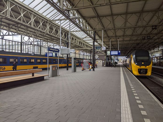 kousen schroot redactioneel NS komt met oplossing voor drukke trein: goedkoper reizen tussen Eindhoven  en Den Haag buiten spits | Tilburg e.o. | bd.nl