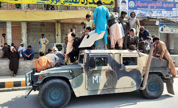 Talibanstrijders met een humvee.