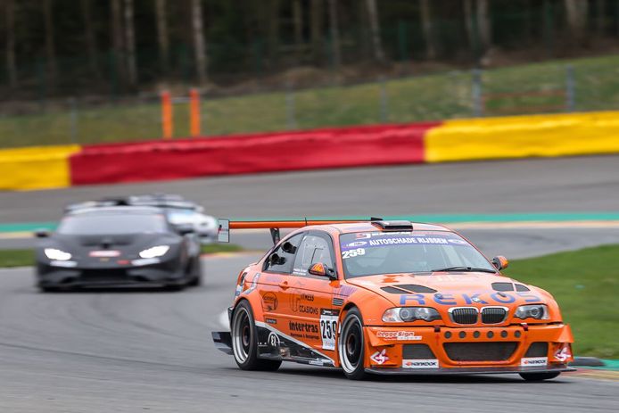 De oranje auto van BS Racing Team snelt over het Circuit van Spa-Francorchamps.