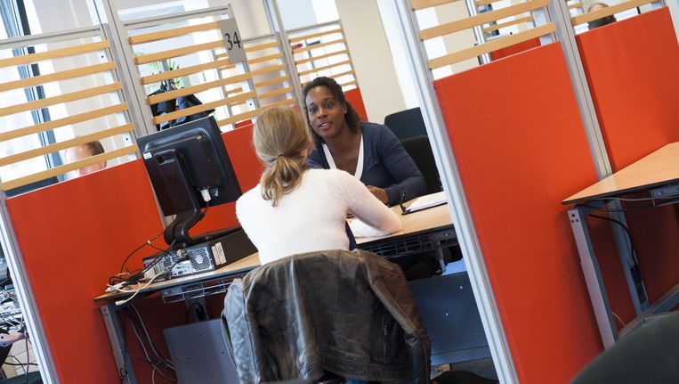Een werkzoekende in gesprek met werkcoach van UWV Werkplein Beeld anp