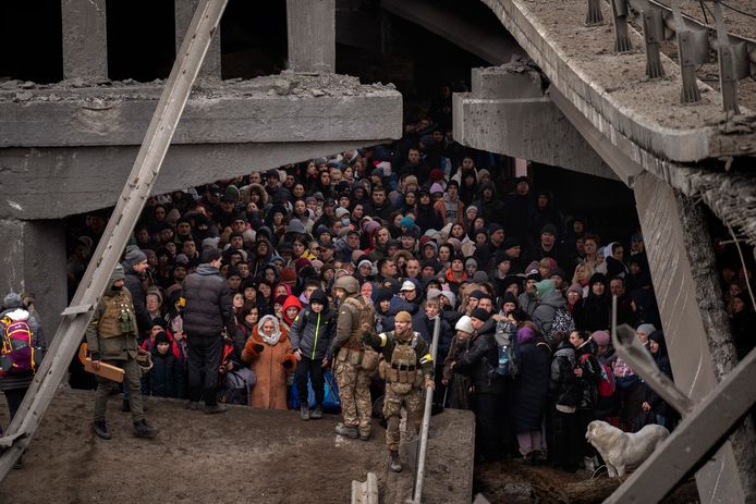 Foto molto suggestiva scattata dal fotografo AP Emilio Morenatti dalla periferia di Kiev.