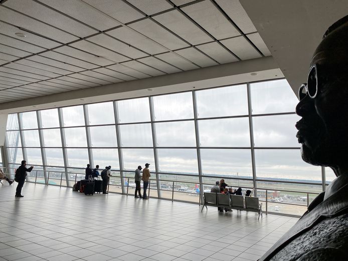 Des passagers attendent d'embarquer à l'aéroport international O.R. Tambo de Johannesburg, en Afrique du Sud, le 27 novembre 2021.