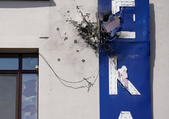 De schade aan het gebouw van 112 Oekraïne nadat het werd beschoten met een granaatwerper. Niemand raakte gewond.