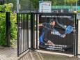 Een doek kondigt bij De Oorsprong in Beek de opening aan van de padelbanen in januari. De aanleg is echter nog steeds niet voltooid.