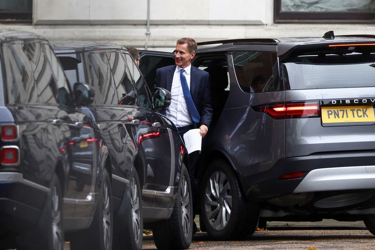De nieuwe minister van Financiën Jeremy Hunt komt op 17 oktober aan op Downing Street. Beeld Reuters