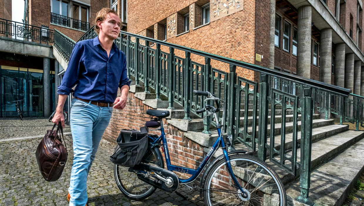 Remy Maessen, werkt na een traineeship Twentse Overheid bij de gemeente Hengelo Beeld Raymond Rutting/de Volkskrant