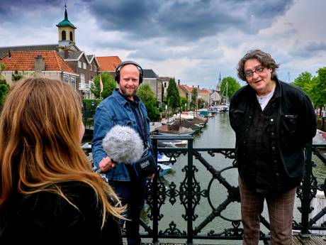 Kees Thies maakt al wandelend een podcast met bekende Dordtenaren: ‘Ik zie de stad door hun ogen’