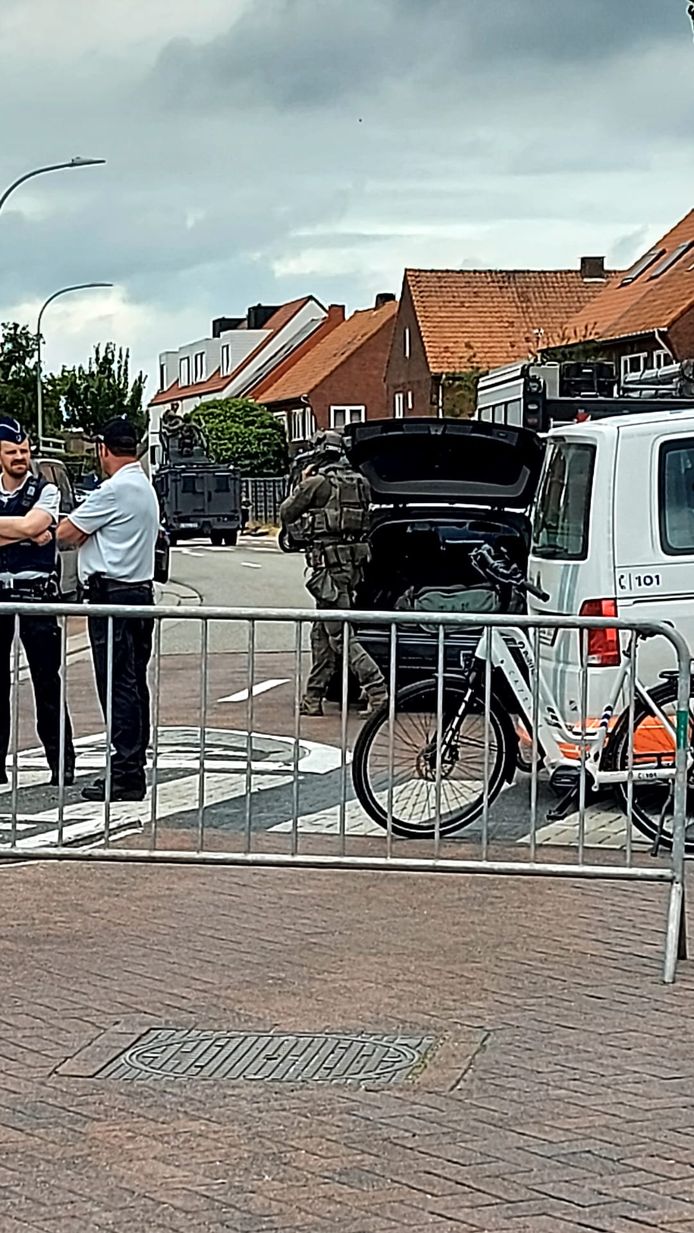 Speciale eenheden van de politie zijn ter plaatse.