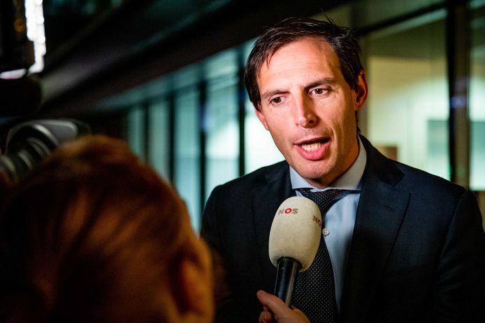 Minister van Financiën Wopke Hoekstra staat de media te woord na afloop van een overleg van de coalitiepartijen over de begroting voor volgend jaar.