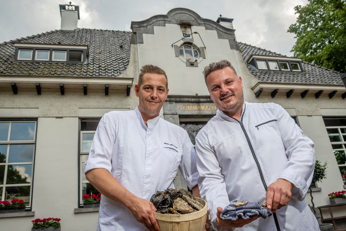 Proefmei biedt al het heerlijks uit de regio, maar ook enkele buitenlandse lekkernijen, zoals oesters uit Ierland. Chefs Mark van Loon (l.) en Pieter Bosters serveren ze.