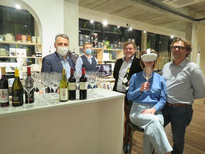 VR Wine Tasting, een vernieuwend concept van Gene Vangampelaere, Tim Vanholle, Nancy Windels en Geert Vancayzeele, kon rekenen op een subsidie van de stad, hier vertegenwoordigd door gemeenteraadsvoorzitter Piet Delrue, voor samenwerkende handelaars.