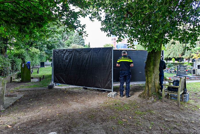 Het onderzoek op de begraafplaats in Halsteren