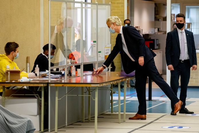 PVV-leider Geert Wilders brengt zijn stem uit voor de Tweede Kamerverkiezingen.