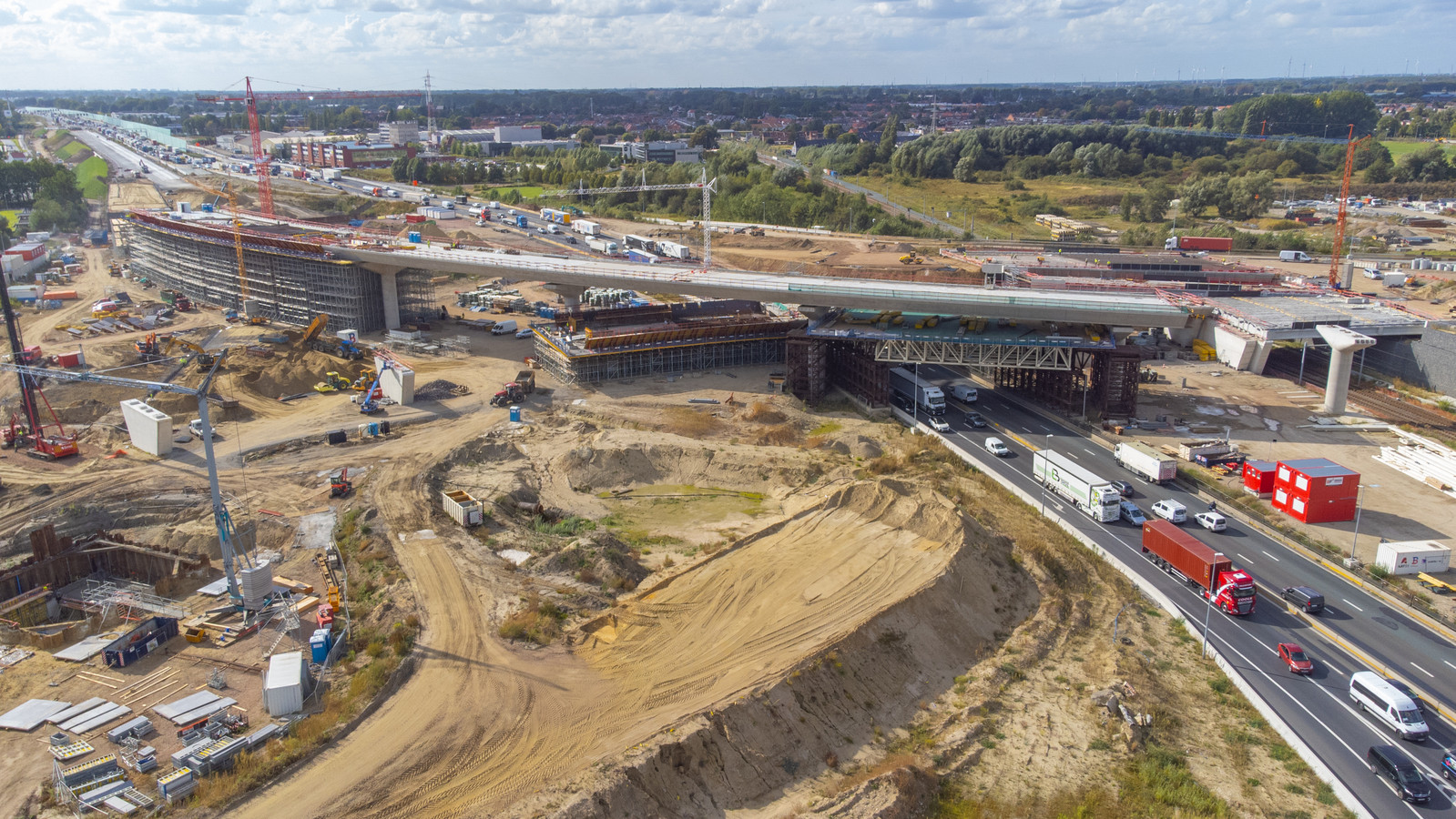 Het laatste grote infrastructuurwerk is de fly-over aan het knooppunt Antwerpen-West maar ook hier heeft de aannemer al voorsprong op zijn schema.
