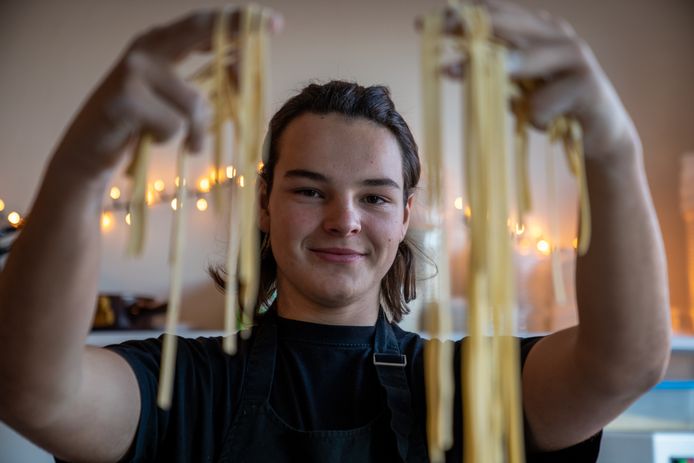 Jonathan Verstraeten (17) opende in de zomer zijn pastarestaurant Little Italy boven het restaurant van zijn moeder Patricia Meeusen (54).