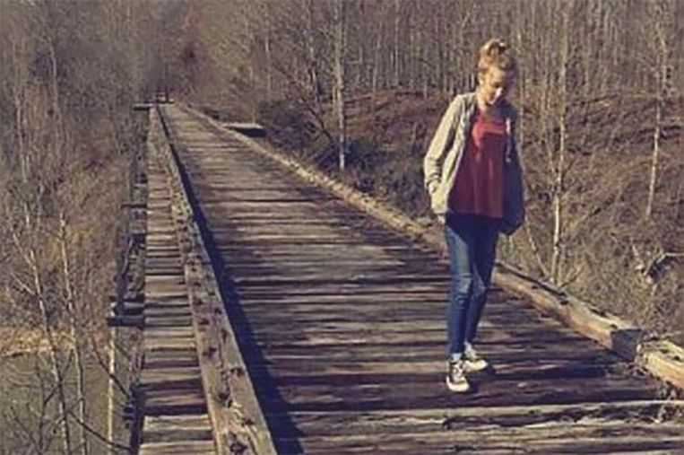 Libby maakte deze foto van Abby op de oude spoorwegbrug. In de verte zou een donkere figuur te zien zijn, mogelijk de moordenaar van de meisjes.