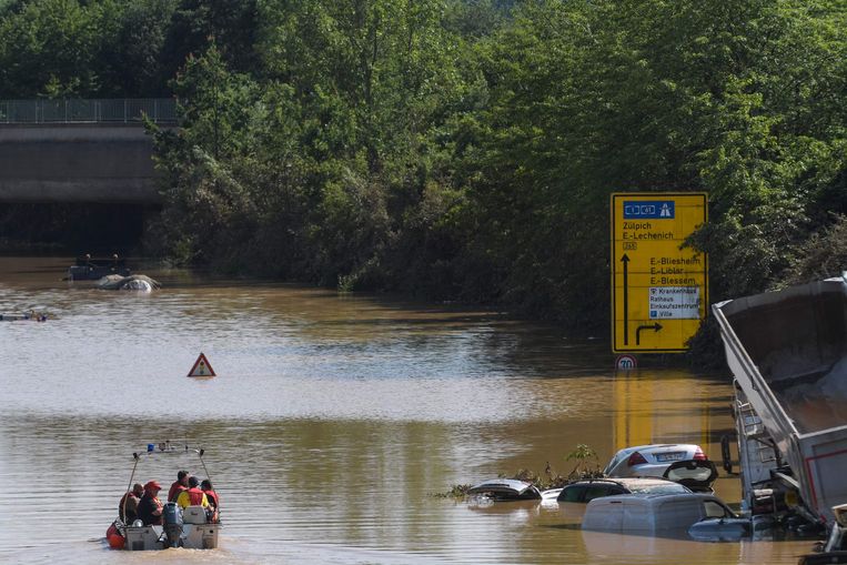 Een reddingsboot vaart over de snelweg B265 bij Erftstadt in de Duitse deelstaat Noordrijn-Westfalen. Beeld AFP