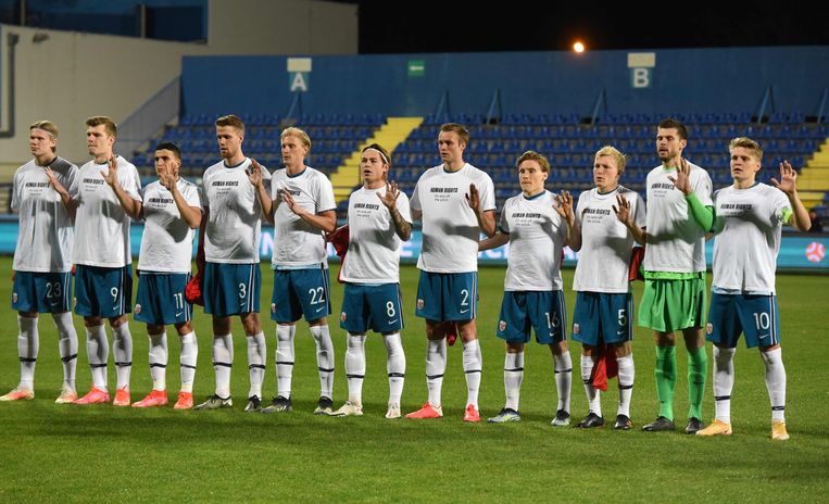 ‘Mensenrechten, op en naast het veld’ stond in het Engels op de shirts die de Noorse spelers droegen voorafgaand aan de interlands tegen Gibraltar en Montenegro.  Beeld AFP