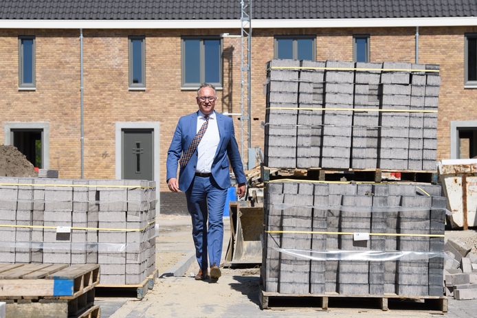 Wethouder Patrick Kok bij de nieuwbouw in De Tuinderij in Zundert