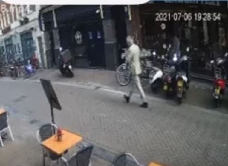 Beeld van een bewakingscamera: Peter R. de Vries loopt door de Lange Leidsedwarsstraat vlak voordat hij wordt neergeschoten. Beeld YouTube