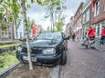 De auto vol rottend eten, maden en vliegen staat volgens omwonenden al zes weken geparkeerd op de Brabantse Turfmarkt in Delft.