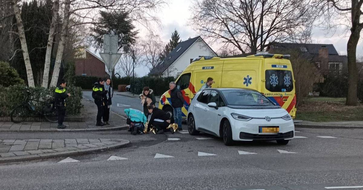 Fietser gewond naar ziekenhuis na botsing met auto in Apeldoorn.